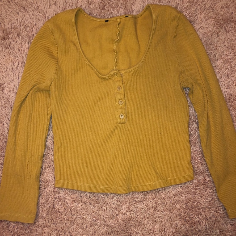 yellow quarter sleeve crop top 🍂🍂